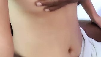 Hint Öğrencinin Kız Arkadaşı Göğüslerindeki Ellerinden Zevk Alıyor