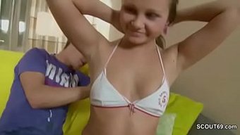 Genç Üvey Kız Kardeşinin Sıkı Poposuna Sert Sikiş Tarzında Nüfuz Ediyor