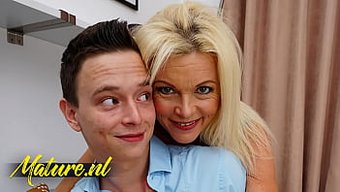 Üvey Anne Onu Baştan Çıkarıyor Ve Ona Derin Bir Oral Seks Yapıyor.