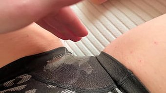 Islak Am Ve Süper Islak Külotlarla Solo Mastürbasyon, Bacak Titreyen Bir Orgazmla Sonuçlanıyor.