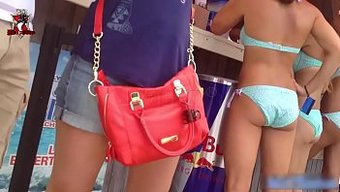 Plajda Mavi Bikinili Genç Ve Olgun Kadınlar - Duygusal Ve Baştan Çıkarıcı