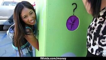 Genç Fahişeler, Açık Havada Seks Için Para Alıyorlar