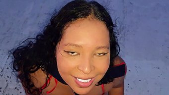 Bir Latin Ev Hanımı, Çatı Katında Bir Tuğlacı Tarafından Domine Edilir Ve Yüzüne Boşalma, Oral Seks Ve Altın Duş Vardır.