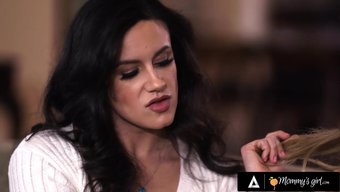 Üvey Anne Sabina Rouge Ve Kız Arkadaşı, Sert Seksle Dolu Bir Üçlüde.