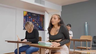 Güzel Esmer Ali Cash'In Büyük Doğal Memeleri Var Ve Sert Bir Muamele Görüyor