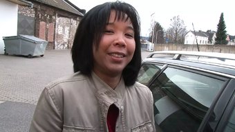 Tay Ev Kadını, En Sevdiği Dildo Ile Solo Oyunun Tadını Çıkarıyor