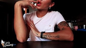 Sarışın Bebek, Ev Yapımı Bir Videoda Muhteşem Göğüslerini Okşuyor Ve Masaj Yapıyor