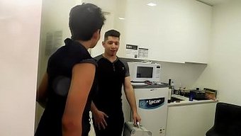 Tv Tamircisiyle Sert Bir Üçlüde Süt Dolu Kalçalar Ve El Işleri