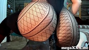 Kusursuz Kalçalara Sahip Genç Bir Rus Kız, Dildo Üzerinde Sürerken Iç Çamaşırı Kullanıyor