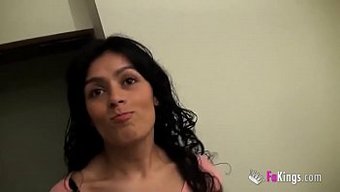 Minyon Kız Arkadaş, Erkek Arkadaşını Ve Bizi Oral Becerileriyle Tatmin Ediyor