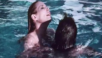 Ince Hellen Yoğun Cunnilingus Ve Oyuncak Oyununun Tadını Çıkarıyor