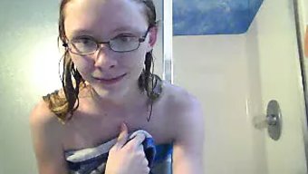 Çıplak Güzellik, Vücuduna Doğru Ilerleyen Suyla Duygusal Bir Duş Alıyor