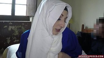 Genç Bir Arap Kadın Para Karşılığında Oral Seks Yapıyor