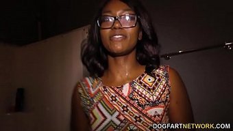 Ebony Skyler Nicole Ve Devasa Bir Yarrağıyla Irklararası Gloryhole Buluşması