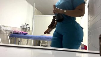 Kocaman Götüyle Ateşli Bir Hemşire, Iş Kıyafetleriyle Kayda Alınıyor.