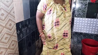 Sıcak Bir Vücuda Sahip Duygusal Bir Bhabi, Vahşi Bir Grup Seks Seansında Baştan Çıkarılıyor