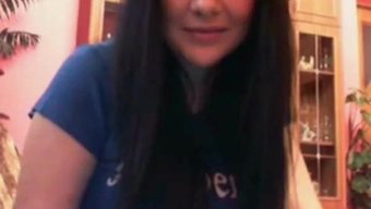 Büyük Göğüslü Genç Kendini Tatmin Ediyor Web Kamerasında Beklenmedik Bir Şekilde Kesintiye Uğrayana Kadar