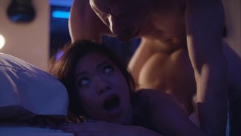 Amber Moore'Un Üniformalı Bir Adama Olan Ilgisi Baştan Çıkarıcılığa Yol Açıyor