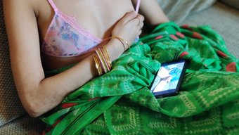 Hint Üvey Kız Kardeşi Ve Olgun Hizmetçinin Komşusuyla Sert Karşılaşması