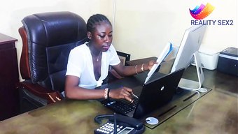 Azgın Siyahi Kadın Bugün Seks Yapmak Istiyor.