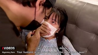 Kocasıyla Aldatan Koca Kıçlı Karı Üvey Kardeşiyle Aldatıyor