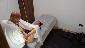 Büyük Doğal Memeli Sarışın Doktora Gider Ve Amına Boşalma Alır.