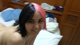 Genç, Hamile Bir Nimfomanyak, Idolü Belinha Için Ateşli Bir Video Çekiyor.