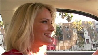 Çekici Orta Yaşlı Sarışın Kadın, Erotik Bir Buluşma Için Siyah Penis Arıyor