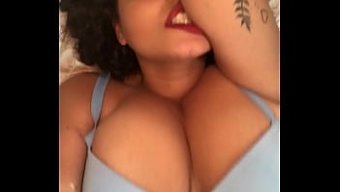 Büyük Doğal Göğüslü Güzel Şişman Kadınlar Pov'Da Orgazma Biniyor