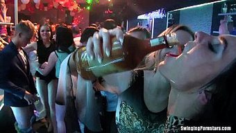 Kirli Kızlarla Lezbiyen Orgisi Dans Ediyor