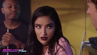 Emily Willis, Michael Ve Ricky Tarafından Götünden Delik Deşik Ediliyor.