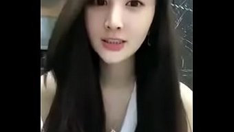 Küçük Ve Minyon Asyalı Kız Sıcak Bir Solo Gösterisinde