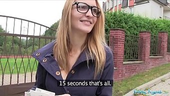 Kamu Ajanı Belle Claire'In Çarpıcı Göğüsleri Kamerada Yakalandı