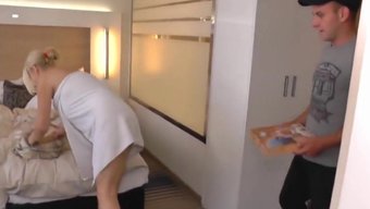 Muhteşem Milf Yiyecek Sipariş Etti, Yerine Genç Bir Kurye Geldi.