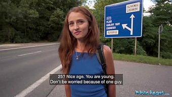 Kızıl Lucianna Lucci, Büyük Bir Sikle Halka Açık Bir Seks Macerasına Atılıyor.