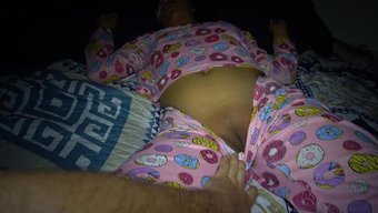 Üvey Yeğenim Beni Odasına Davet Etti Ve Tıraşlı Amını Açığa Çıkardı, Içine Boşaldım.