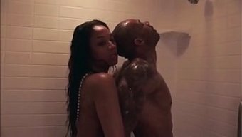 Mimi Faust, Olgun Ve Profesyonel Bir Yetişkin Yıldız, Ateşli Bir Sahnede.