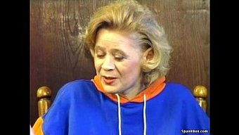 Tüylü Büyükanne Yüzüne Sikişiyor Ve Boşalıyor