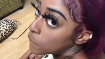 Ince Siyah Tenli Genç Kızın Ilk Irklararası Deneyimi Kamerada Yakalandı