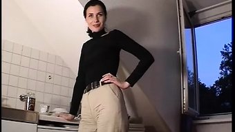 Deneyimsiz Esmer Genç, Gizlice Mastürbasyon Yapıyor