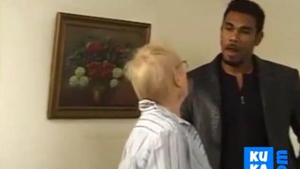 Yaşlı Kadın Siyah Penisin Tadını Çıkarıyor