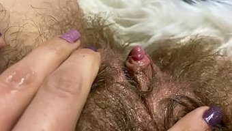 Tüylü Sarışının Derin Penetrasyondan Zevk Aldığı Bir Fetiş Videosu