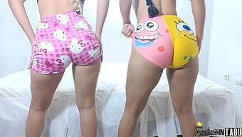 Üvey Baba, Üvey Kızlarını Bdsm Karşılaşmasında Domine Ediyor Ve Aşağılıyor