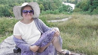 Tüylü Maturenin Trendeki Etek Altı Görüntüsü