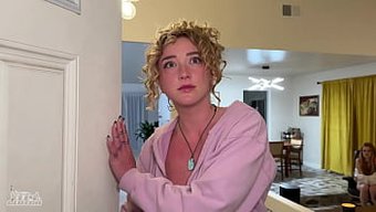 Karım Ve Gizli Lezbiyen Sevgilisi Ateşli Bir Üçlüde Sikişti.