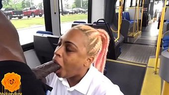 Büyük Doğal Göğüslü Ebony, Toplu Taşımada Sikişiyor