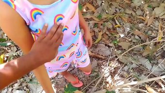 Genç Hintli Kız Ormanda Vahşi Bir Seks Deneyimi Yaşıyor