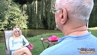 Yaşlı Uşak Ve Genç Kadın Yoğun Cinsel Buluşmaya Giriyorlar