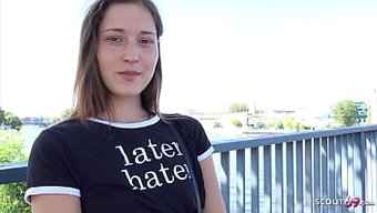 Ince Alman Genç Mina K, Sert Spor Sahnesinde Sert Ve Vahşi Bir Şekilde Beceriliyor