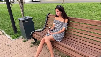 Sokakta Güzel Bir Kız Buldum Ve Arkadaşlarıyla Seviştim.